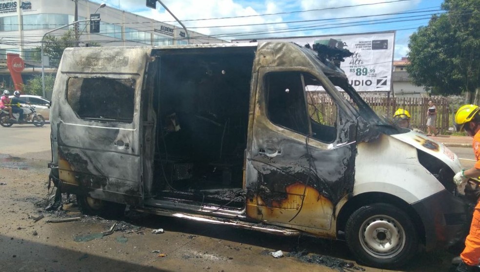 Bombeiros foram acionado para conter chamas de ambulência  (Foto: Geisy Negreiros/G1)