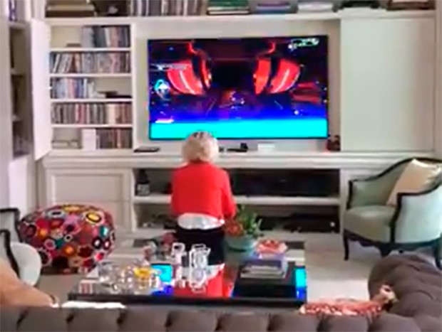 Ana Maria Braga é flagrada jogando videogame em casa (Foto: Reprodução/Instagram)