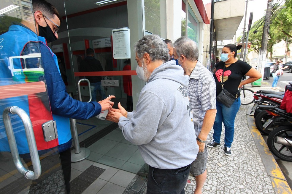 Algumas ag&ecirc;ncias banc&aacute;rias da Baixada Santista j&aacute; utilizam o &aacute;lcool gel como forma de preven&ccedil;&atilde;o &mdash; Foto: Matheus Tag&eacute;/Jornal A Tribuna