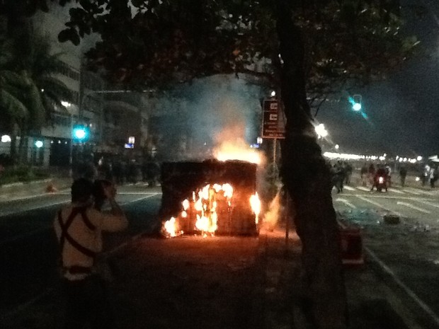Manifestantes atearam fogo em objetos na Avenida Delfim Moreira (Foto: Luís Bulcão/G1)