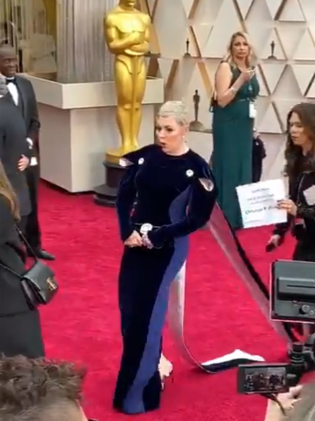 Olivia Colman tem vestido puxado no red carpet no Oscar (Foto: Reprodução/ Twitter)