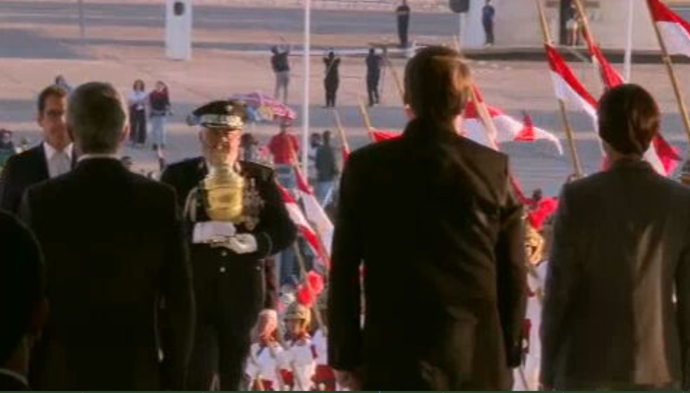 Bolsonaro recebeu o coração de Dom Pedro I no alto da rampa do Palácio do Planalto — Foto: Reprodução/TV Globo