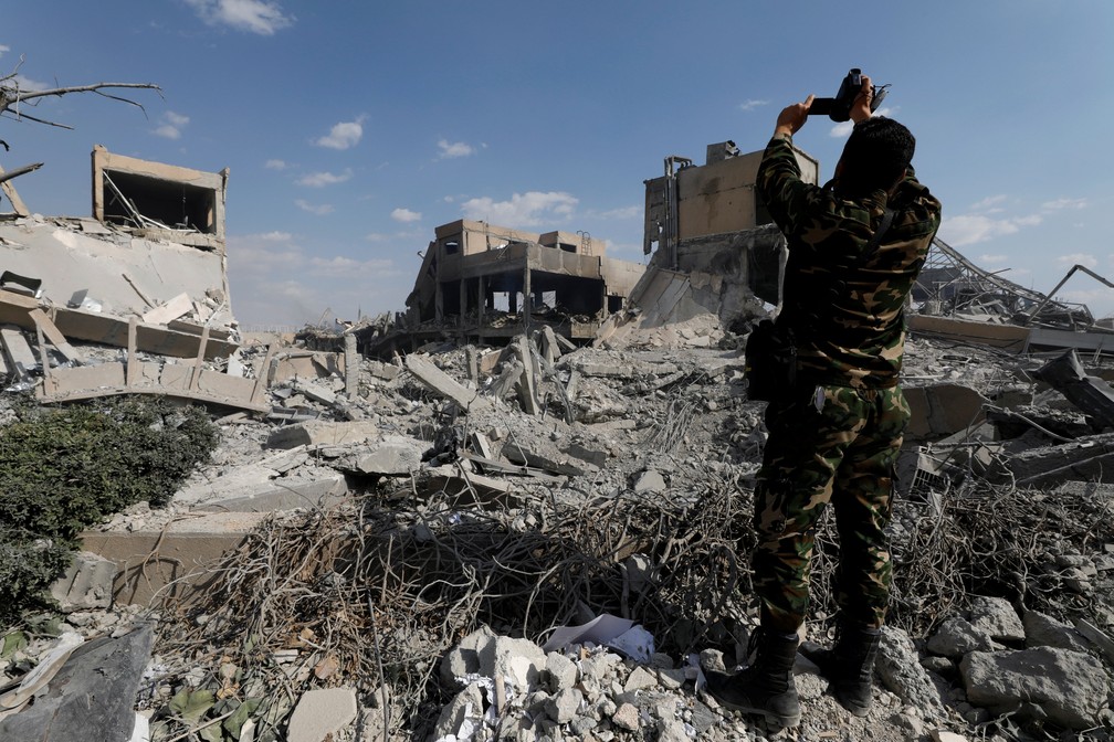 Militar sírio grava vídeo dentro de centro de pesquisa destruído após ataque dos EUA, França e Reino Unido (Foto: Omar Sanadiki/Reuters)