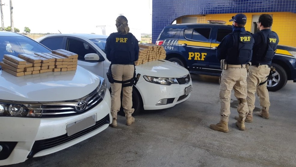 Tabletes de maconha que estavam escondidos em dois veículos que trafegavam na BR-116, em Itaitinga, foram encaminhados para a Delegacia de Combate ao Tráfico de Drogas. — Foto: PRF/ Divulgação