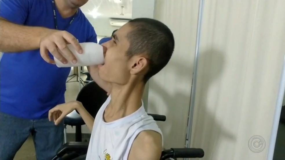 Outras pessoas tamém foram beneficiadas com a invenção do homem — Foto: TV TEM/Reprodução