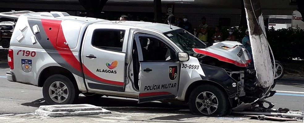 Carro da PM atinge poste após bater em veículo na Avenida Fernandes Lima, Maceió — Foto: Wellington Oliveira/Arquivo Pessoal