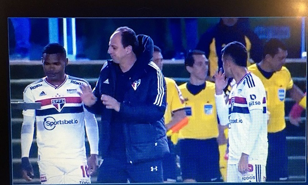 Ceni com a calça de antiga patrocinadora do São Paulo — Foto: Reprodução/Prime Video