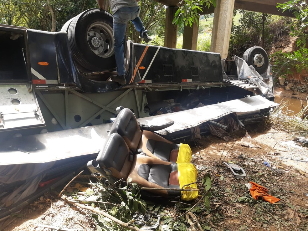 &Ocirc;nibus caiu de ponte na BR-116, em Al&eacute;m Para&iacute;ba &mdash; Foto: Gabriel Landim/TV Integra&ccedil;&atilde;o