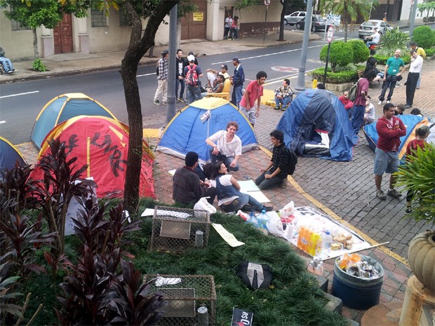 Manifestantes permanecem acampados em frente à Prefeitura de Ribeirão desde a noite terça-feira (25) (Foto: Eduardo Guidini/G1)