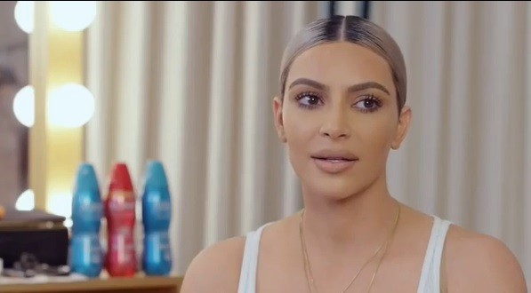 Kim Kardashian em vídeo da revista Elle (Foto: reprodução)