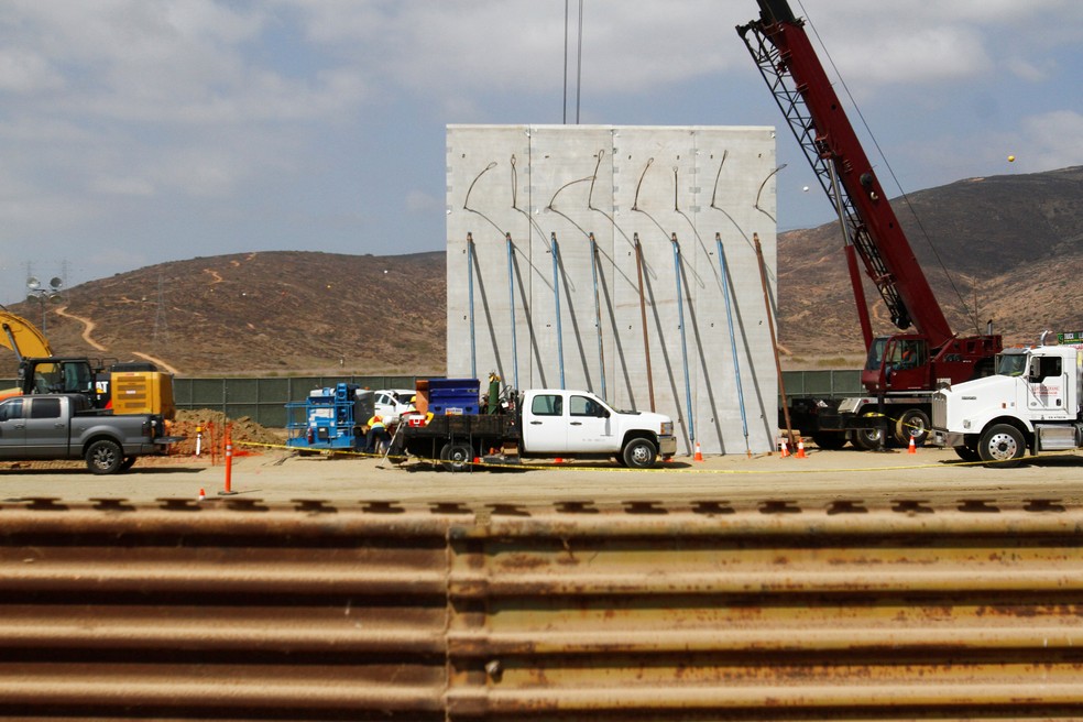 Protótipo de muro é instalado em San Diego, na Califórnia, em 3 de outubro de 2017 (Foto: Reuters/Jorge Duenes)