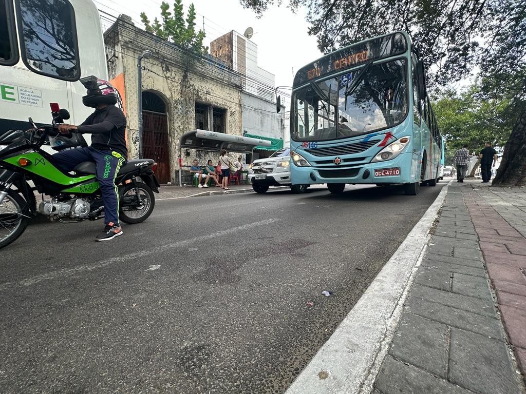 Policial atira contra suspeita de assalto no Centro de Fortaleza e impede crime