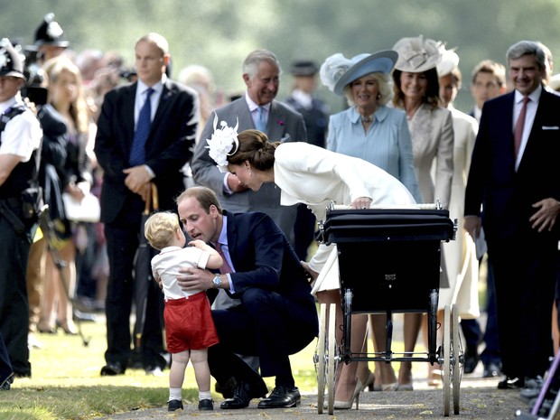 A família dá atenção a George, após o batizado da princesa Charlotte (Foto: AP)