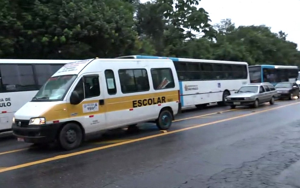 Trânsito em via de Parelheiros, na Zona Sul de SP — Foto: Reprodução/TV Globo