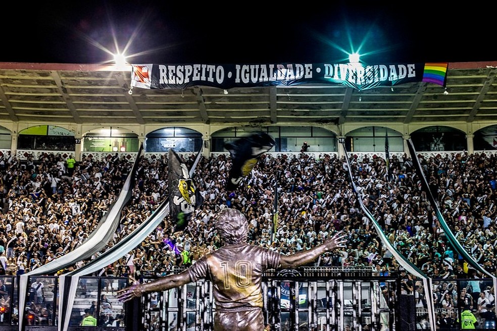 Vasco tem feito campanha contra a discriminação no futebol nos estádios — Foto: Daniel Ramalho / Vasco