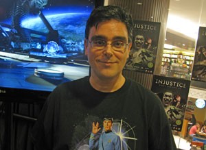 O dublador Guilherme Briggs dubla o Superman nos desenhos e filmes há 16 anos e empresa sua voz ao personagem em 'Injustice' (Foto: Gustavo Petró/G1)