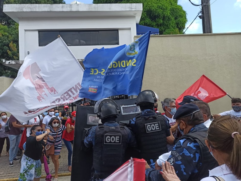 Manifestação contra proposta da Prefeitura na frente da Câmara Municipal de Fortaleza — Foto: Alessandra Castro/SVM
