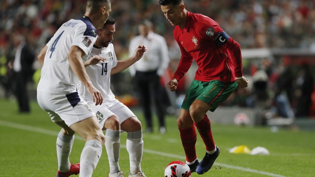 Cristiano Ronaldo é marcado por Milenkovic e Zivkovic em Portugal x Sérvia