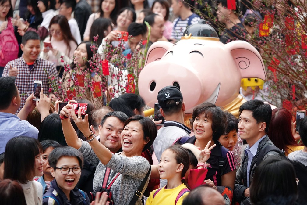 Chineses tiram selfie durante celebraÃ§Ãµes do Ano Novo ChinÃªs nesta terÃ§a-feira (5) em Guangzhou â€” Foto: Stringer/Reuters