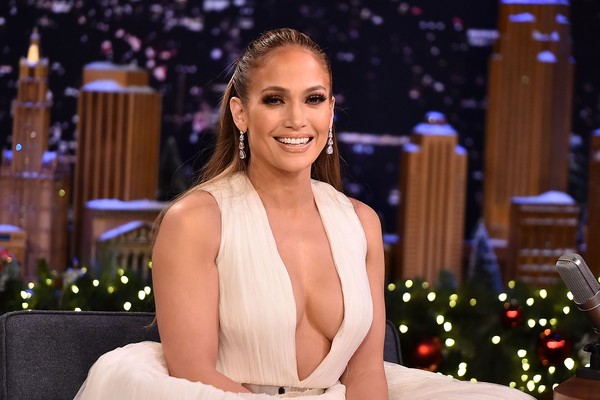A cantora Jennifer Lopez durante sua participação no programa do apresentador Jimmy Fallon (Foto: Getty Images)