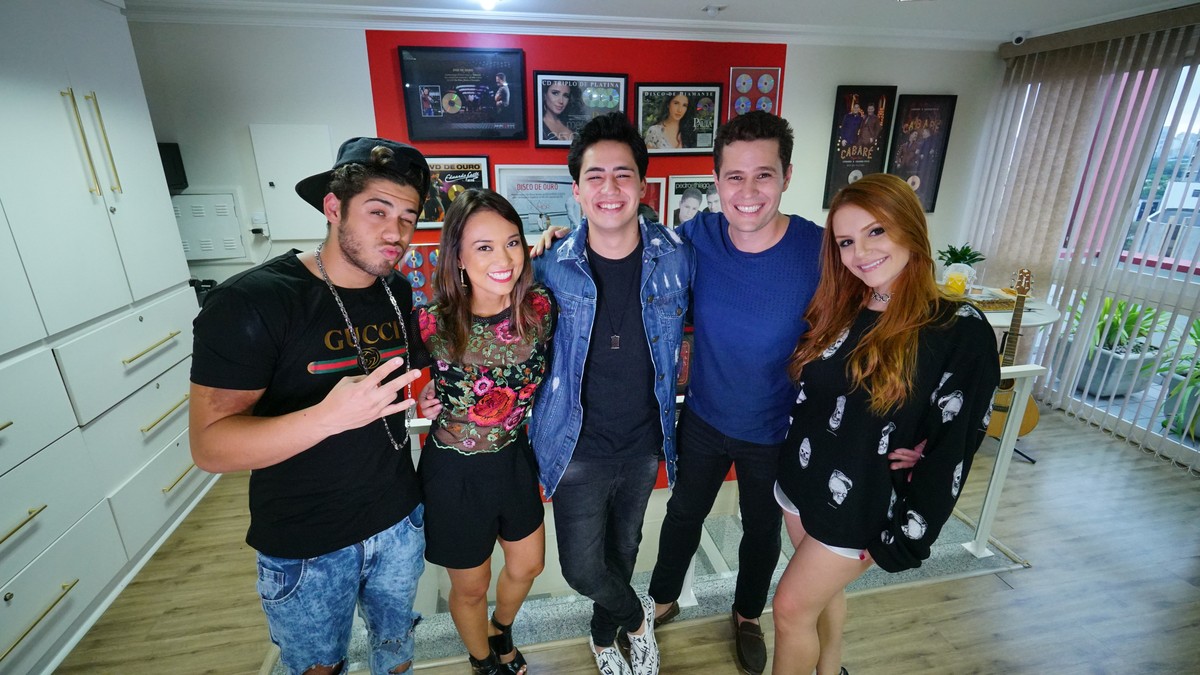 Pedro Leonardo e os irmãos cantam