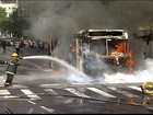 Após grupo queimar ônibus no ES, governo diz que vai manter nova tarifa