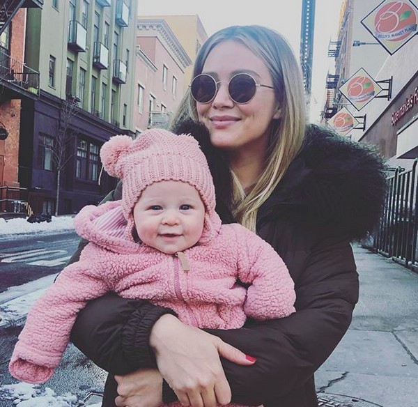 A atriz e cantora Hilary Duff com a filha no colo (Foto: Instagram)