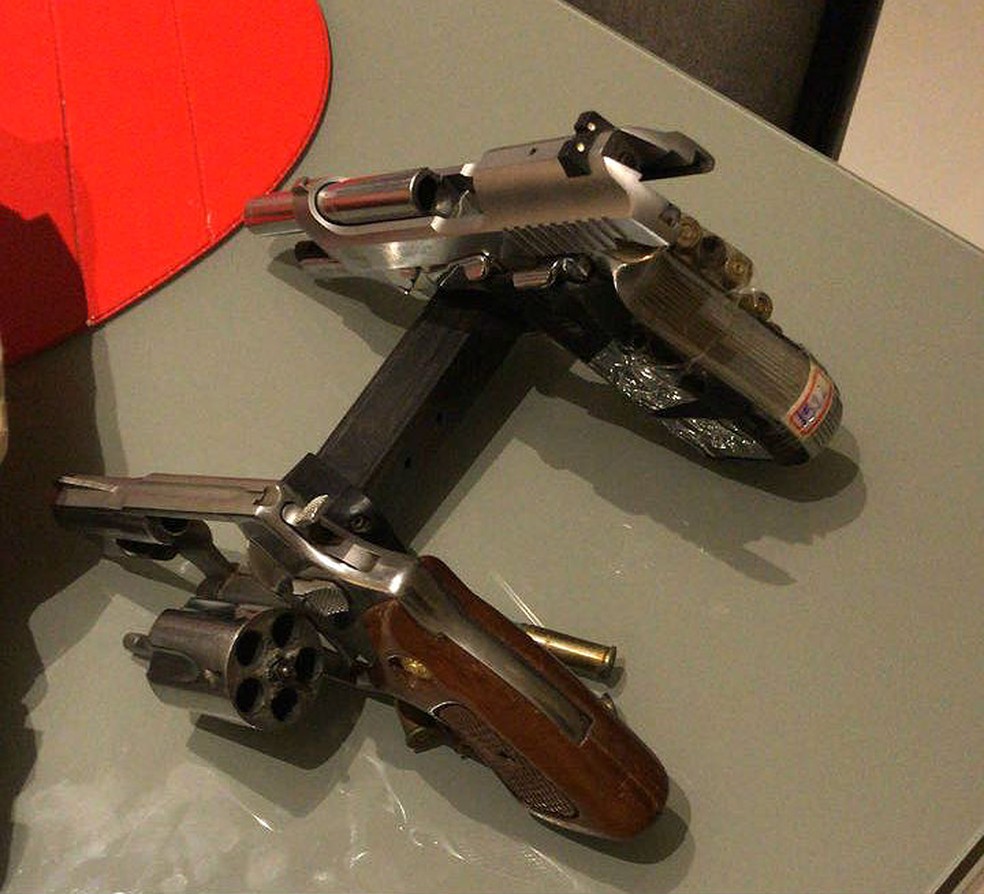 Armas encontradas na casa de Helio Felis Palazzo, dono do supermercado Supercei, sem Brasília (Foto: Mara Puljiz/TV Globo)