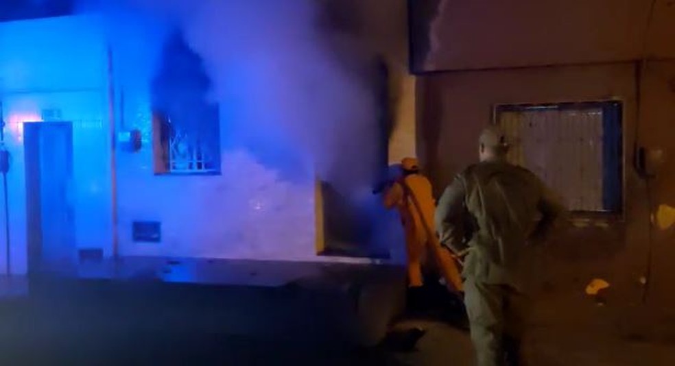 O Corpo de Bombeiros foi acionado para apagar as chamas, que destruíram tudo o que estava na casa. — Foto: Reprodução