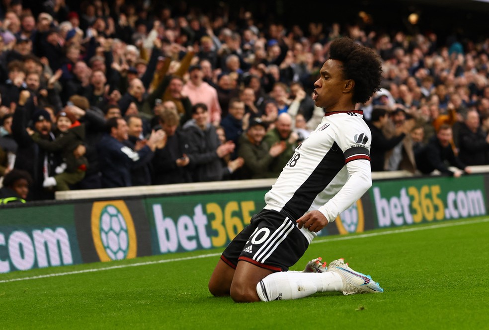 Willian comemora seu golaço pelo Fulham contra o Nottingham Forest — Foto: Paul Childs/Reuters