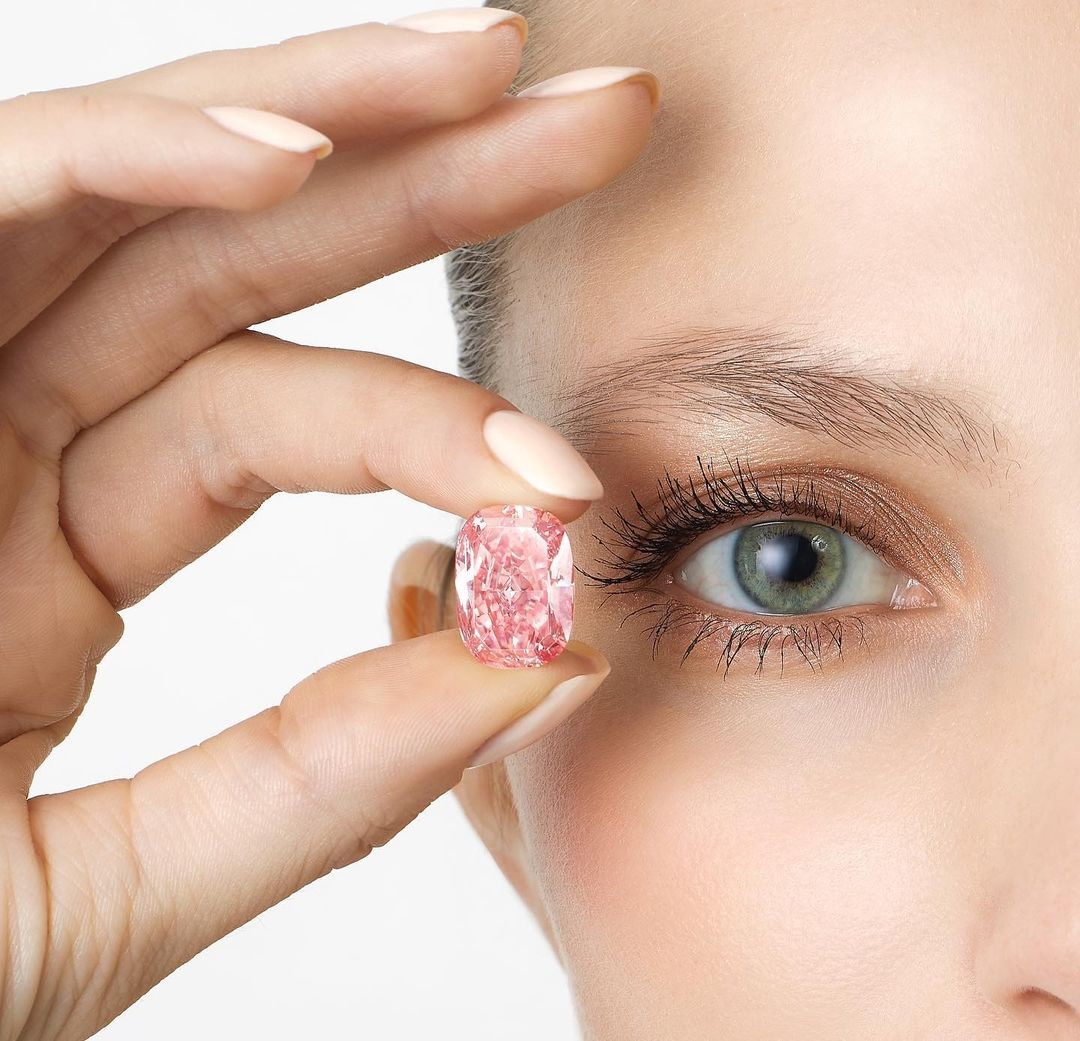 Com 11,15 quilates, a Sotheby's disse que o Williamson Pink Star é um dos diamantes rosa mais puros e saturados do mundo (Foto: Divulgação/ @sothebys)