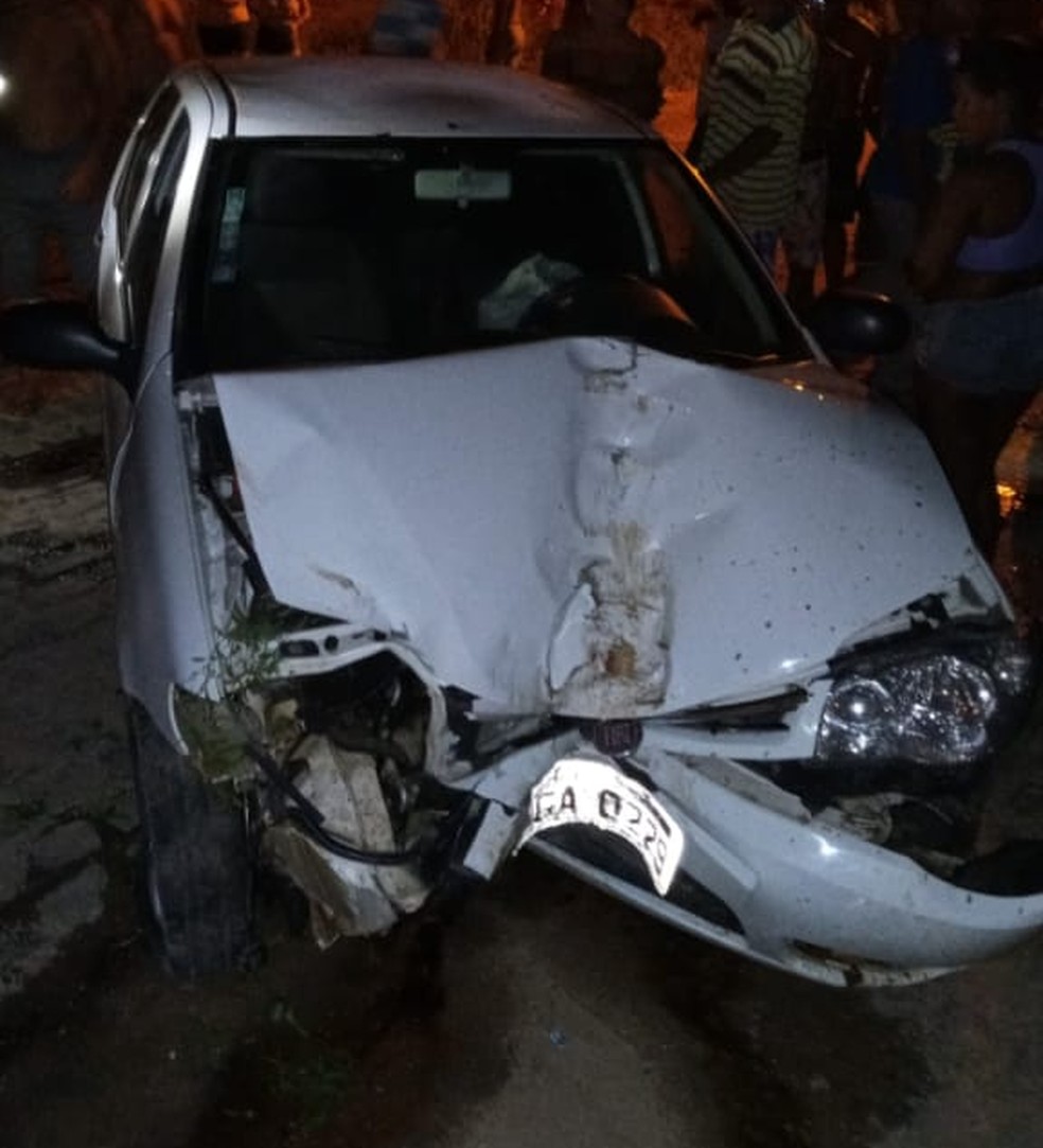 Carro bateu em uma árvore durante tentativa de fuga — Foto: Reprodução