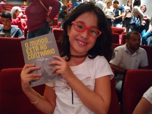 Sofia Salgado, de 10 anos, pediu à mãe que comprasse o livro de Claudio (Foto: Alan Tiago Alves/G1)