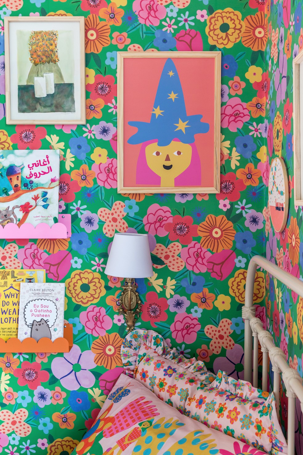 Cada cama tem uma arandela vintage ao lado e estantes de livros para leitura &mdash; Foto: Mariana Lima / Divulga&ccedil;&atilde;o