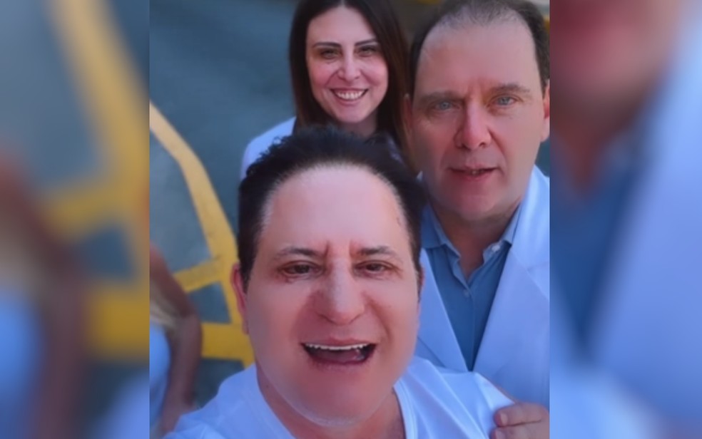 Marrone posta vdeo junto a mdicos em hospital onde fez cirurgia facial  Foto: Reproduo/Redes sociais