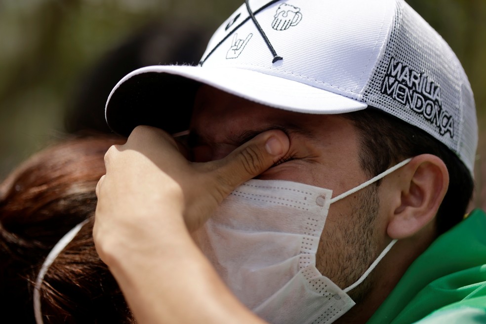 Fã da cantora Marília Mendonça chorou enquanto aguardava para se despedir da cantora. — Foto:  Ueslei Marcelino/Reuters