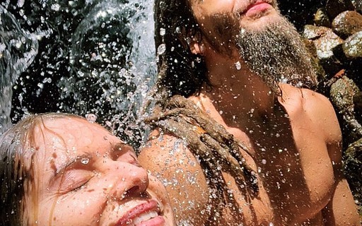 Letícia Spiller ganha declaração do namorado em banho de cachoeira