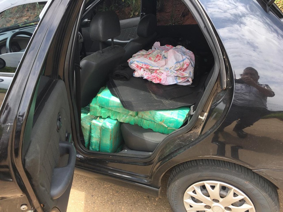 Policiais rodoviários apreenderam drogas em carro após abordagem na Castello Branco, em Boituva — Foto: Polícia Rodoviária/Divulgação