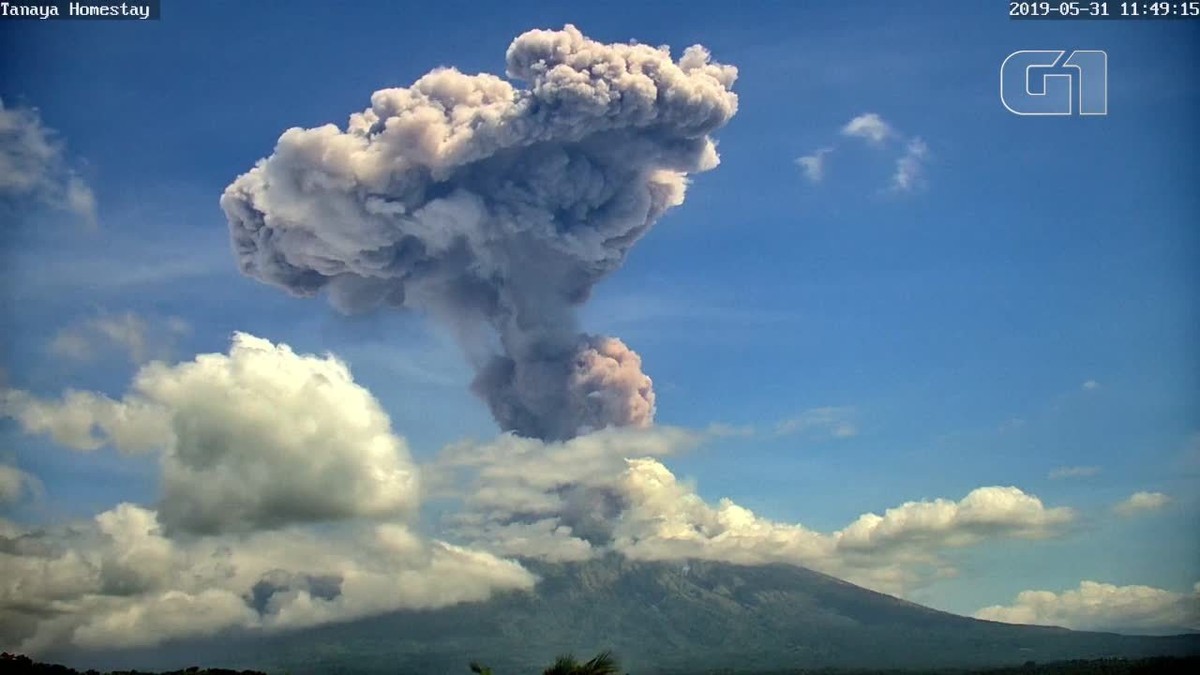 Vulcão entra em erupção em Bali na Indonésia pela segunda vez em uma semana veja VÍDEO