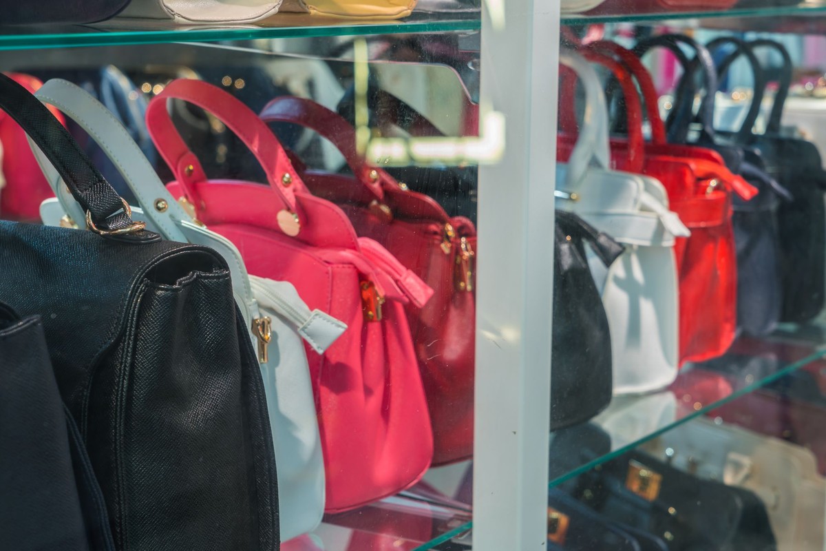 Handbags, shoes, imported perfumes: see what entrepreneurs can buy at a Revenue auction