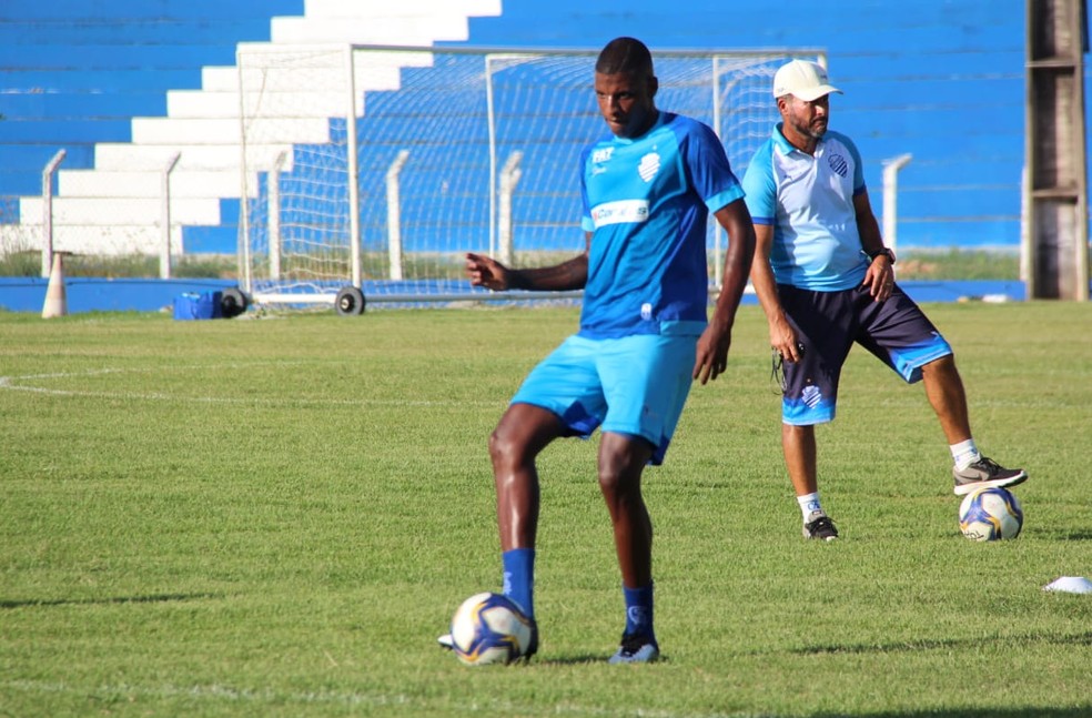 Bruno Ramires treinou no Mutange — Foto: Denison Roma/GloboEsporte.com