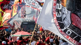Em busca do Tri das Américas. Flamengo embarca para decisão das Libertadores com apoio da torcida — Foto: Hermes de Paula/Agência O Globo