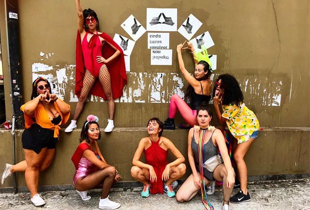 Maria Casadevalla com amigas nas ruas de São Paulo (Foto: Reprodução/Instagram)