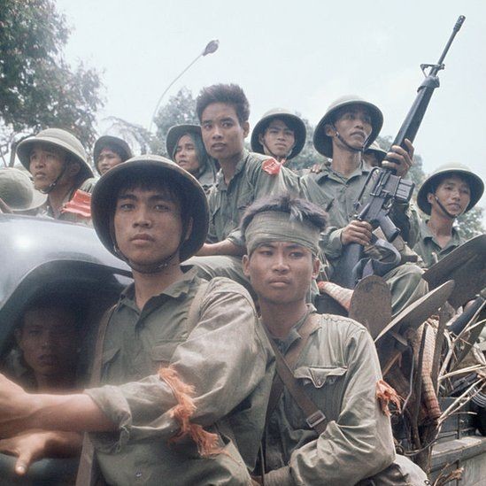 Saigon, 30 de abril de 1975: tropas norte-vietnamitas entram na capital do Vietnã do Sul de carro (Foto: Getty Images via BBC)