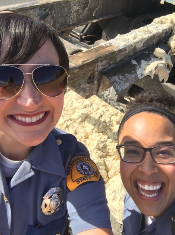 Policial faz selfie diante de massa fermentada em estrada de Tacoma