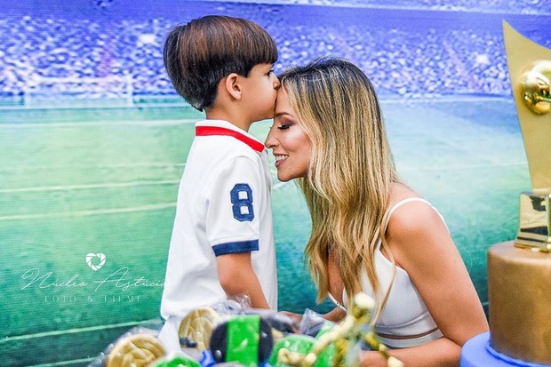 Elisa Leite com Bernardo, seu filho com Cristiano Araújo (Foto: Reprodução/Instagram)
