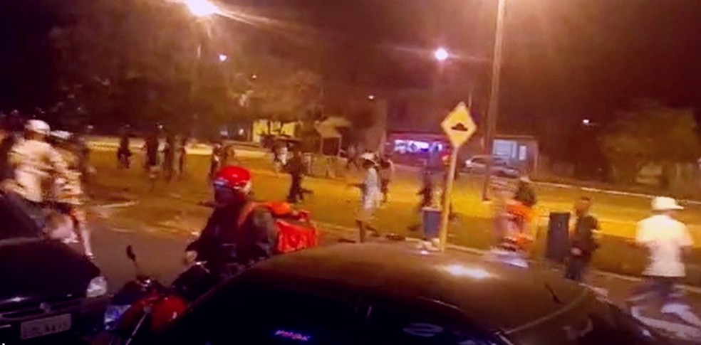 Pol&iacute;cia interrompe baile em rua de bairro de Bauru &mdash; Foto: Arquivo pessoal