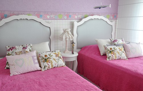 O quarto rosa é da irmã de Medina, Sophia, e tem detalhes bem delicados e românticos