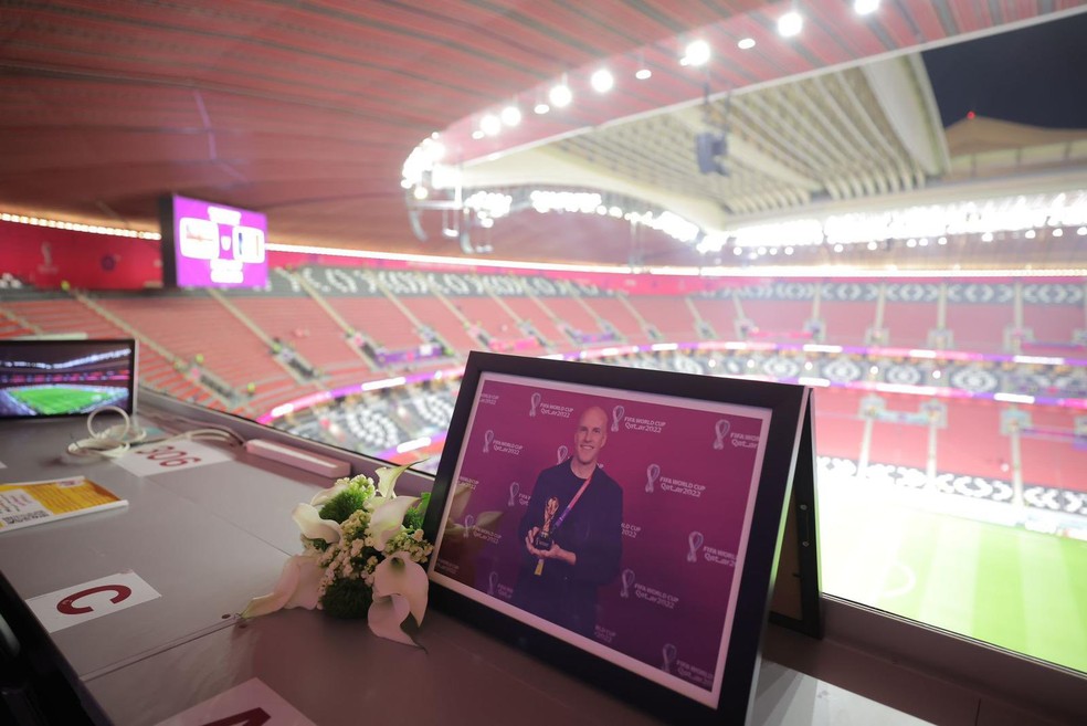 Jornalista Grant Wahl recebe homenagem da Fifa antes de Inglaterra x França — Foto: Divulgação/Fifa
