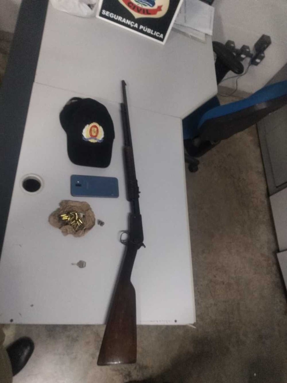 Arma que foi apreendida com um dos suspeitos — Foto: Divulgação/Ascom 8º BPM